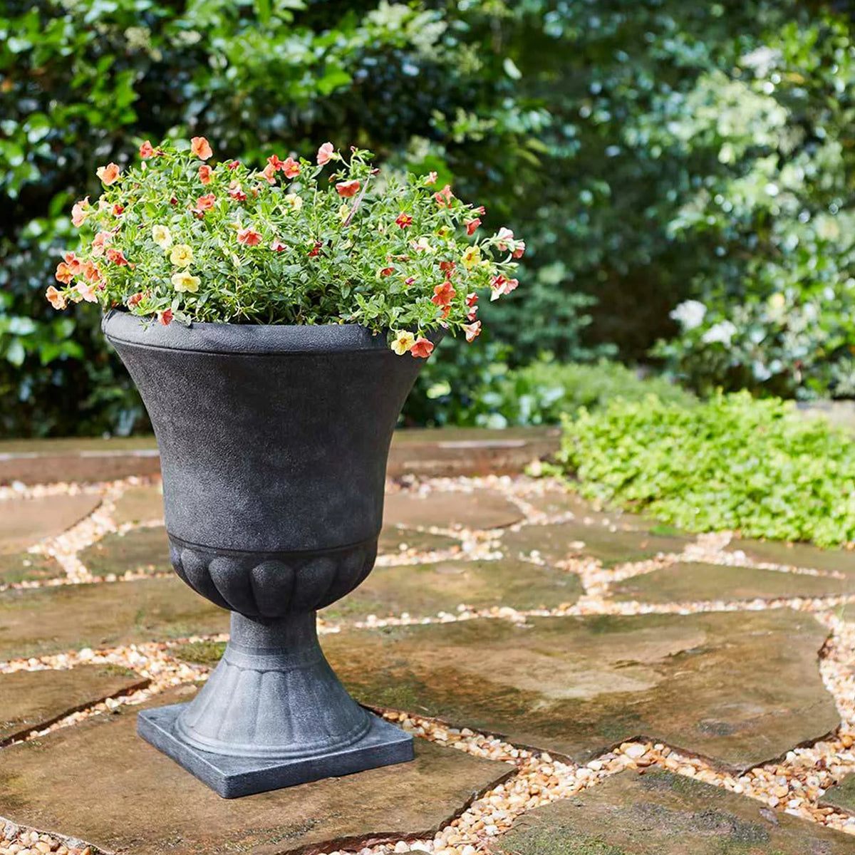 16 Inch Resin Outdoor Planter, Black (2 Pack) Z5951