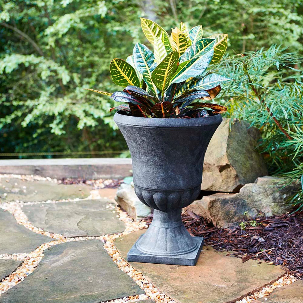 16 Inch Resin Outdoor Planter, Black (2 Pack) Z5951